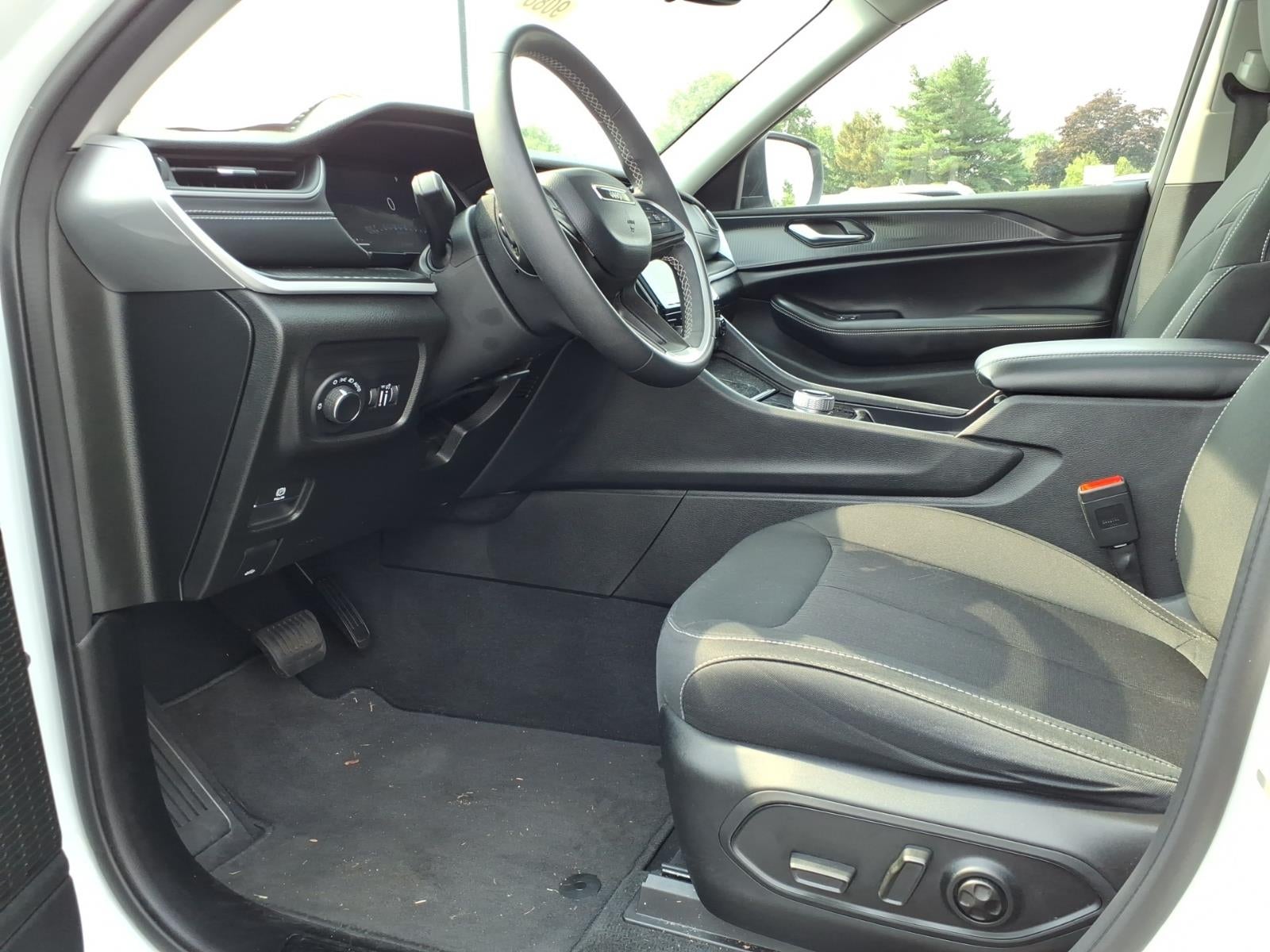 2023 Jeep Grand Cherokee Laredo X 4x4
