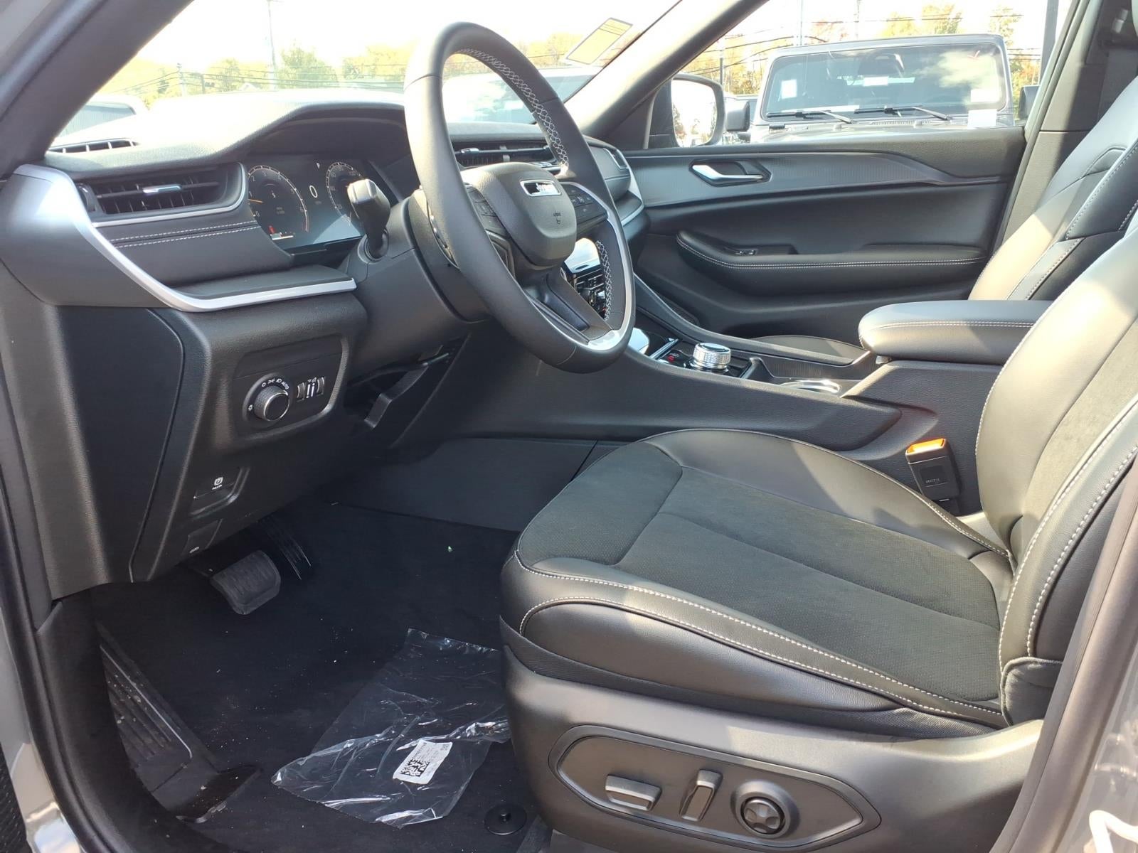2027 Jeep Grand Cherokee GRAND CHEROKEE LAREDO X 4X4