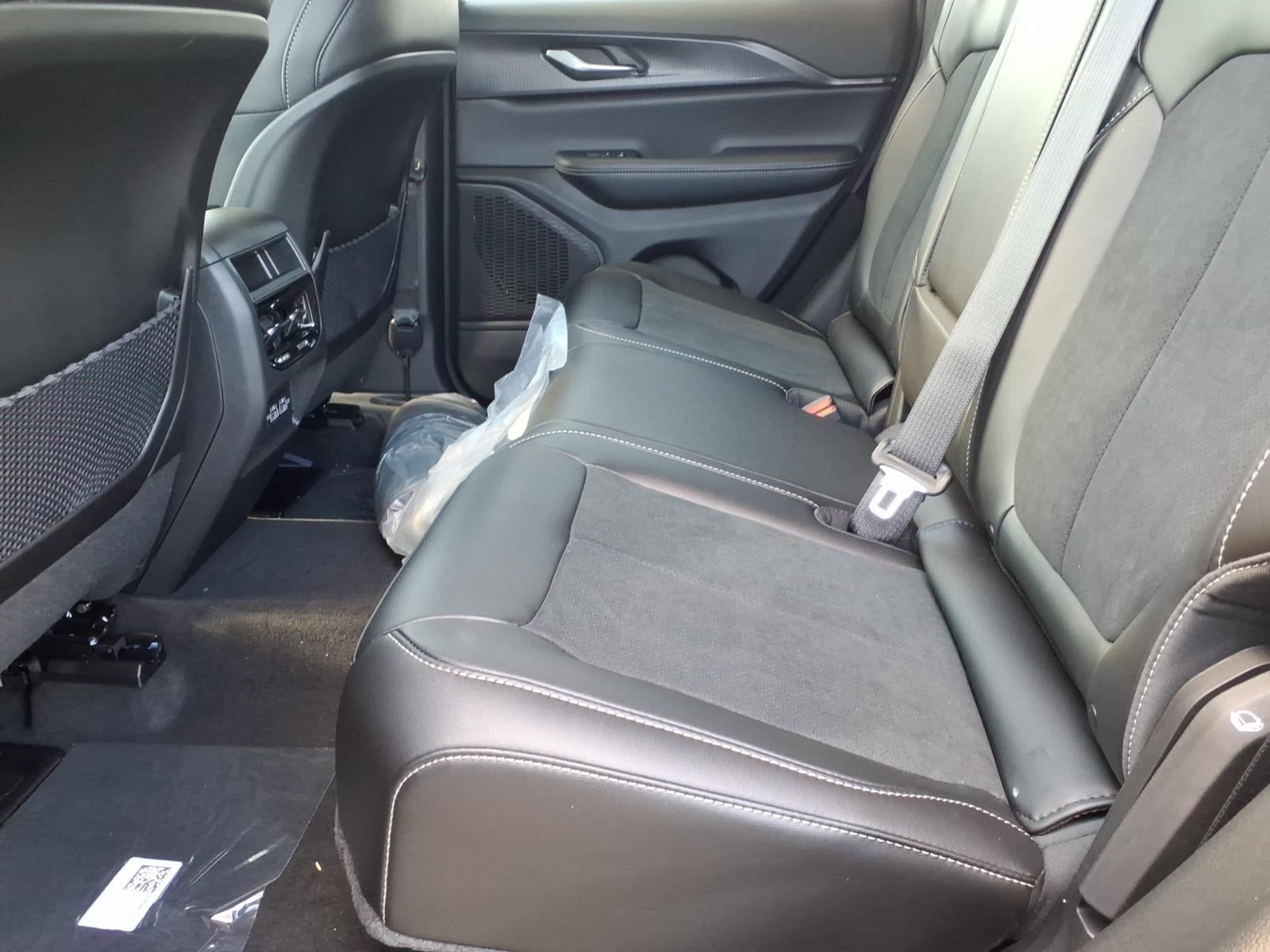 2027 Jeep Grand Cherokee GRAND CHEROKEE LAREDO X 4X4