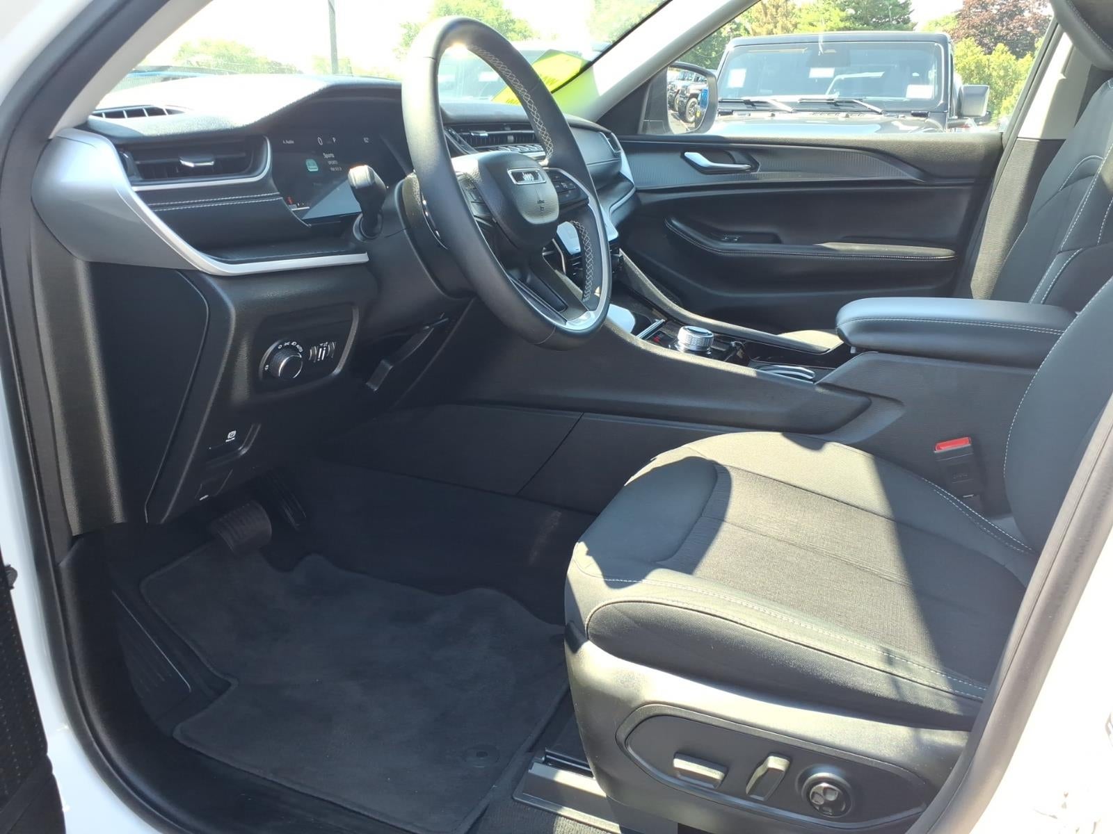 2023 Jeep Grand Cherokee Laredo 4x4