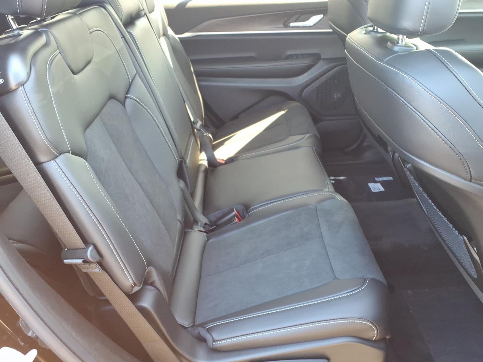 2026 Jeep Grand Cherokee GRAND CHEROKEE L LAREDO ALTITUDE 4X4