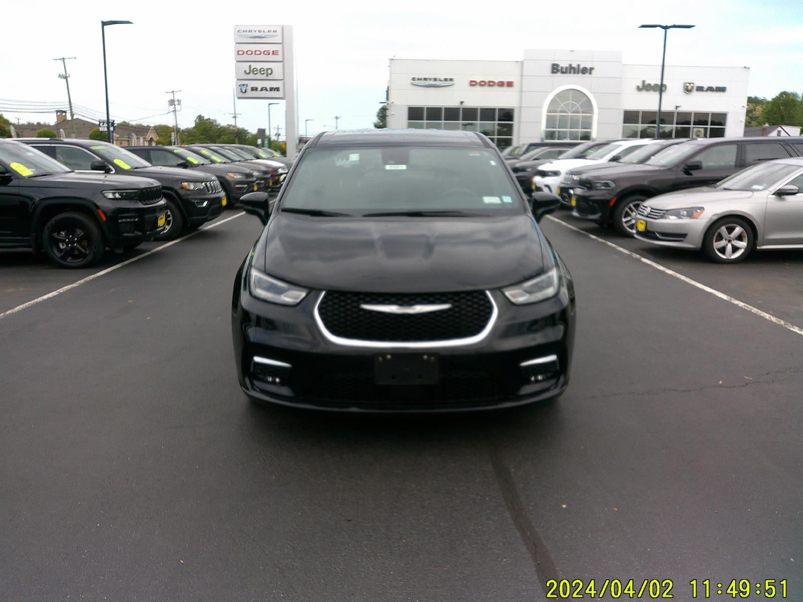2025 Chrysler Pacifica Select's photo